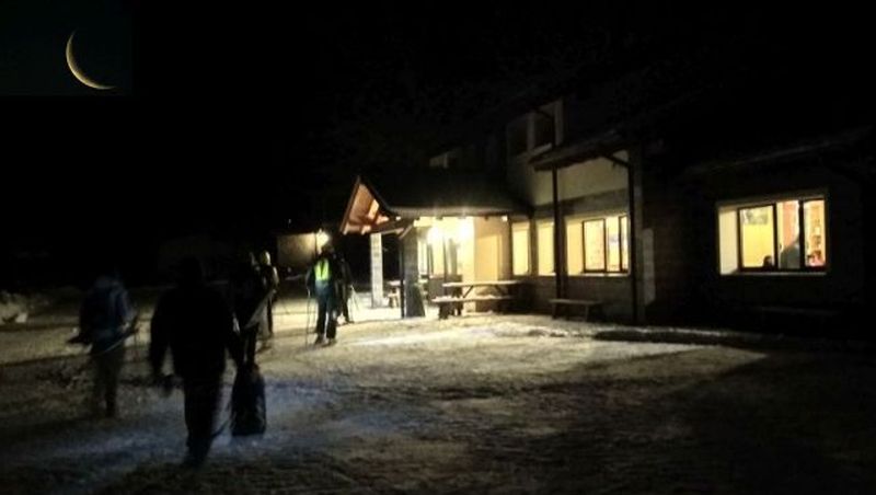 Notte di luna e stelle, stufa e rifugio